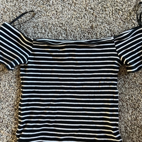 Summer crop top/off the shoulder - Picture 2 of 2